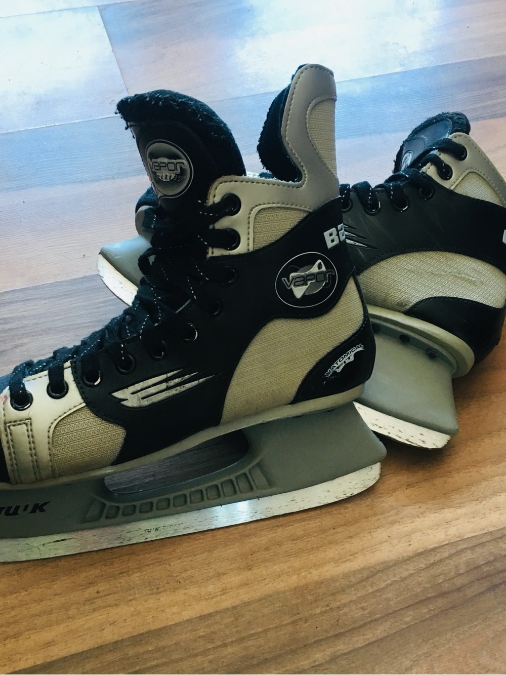 BAEUR_Black and Gray Ice Hockey Skates